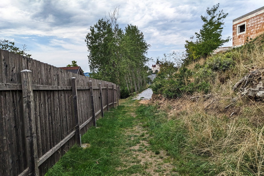 Das Ende des Wanderweges zwischen neu erschlossenen Bauparzellen. Foto: Thomas Obermair
