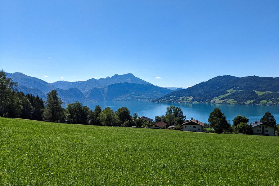Und der Blick nach vorne, zum kühlen, türkisblauen Nass des Attersees! Foto: Thomas Obermair