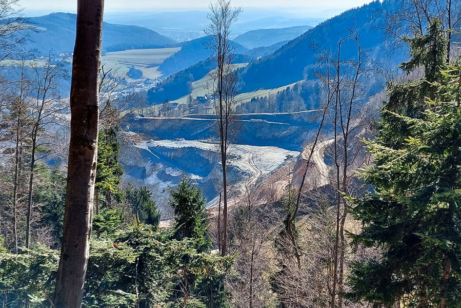 Steinbruch im Blick, von oben. Foto: Alice Frischherz