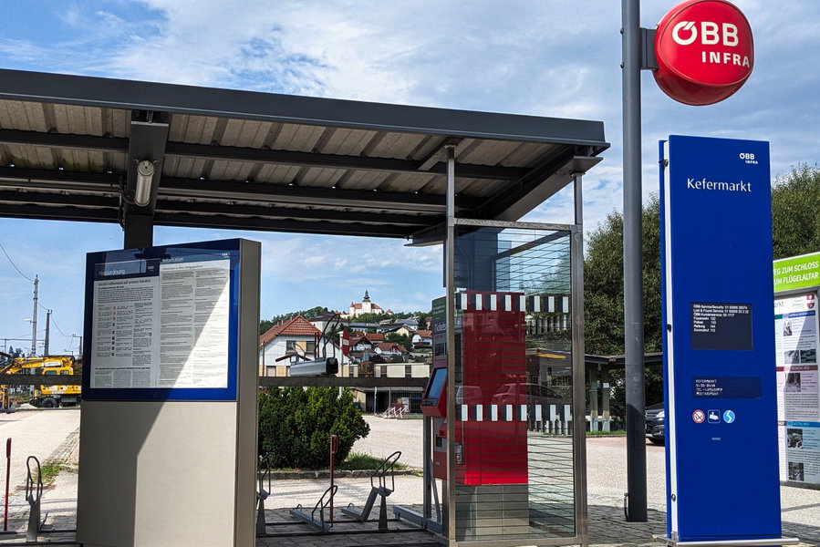 Besonders am Bahnhof Kefermarkt: die modernen Fahrradständer! Ein Aspekt der Modernisierung der Mühlkreisbahn, die noch einige Jahre weitergeführt werden soll. Außerdem: der Ausblick über ganz Kefermarkt. Foto: Thomas Obermair