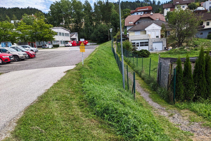 Unsere ersten Höhenmeter für heute erledigen wir über die Stufen entlang des schmalen Weges neben den Häusern. Foto: Thomas Obermair
