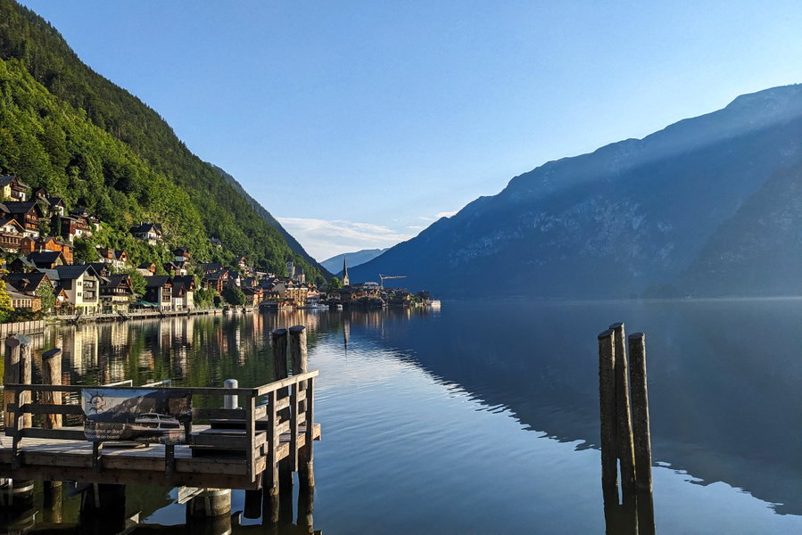 Schon beim Aussteigen aus dem Bus zücke ich das Handy! Heute lasse ich den Touristen raushängen, aber wer kann mir das bei diesem Anblick übel nehmen? Außer dem Lieferanten, der wegen den paar Frühaufstehern, welche die Straße dem Gehweg vorziehen, auf die Bremse (und Hupe) drücken muss. Foto: Thomas Obermair