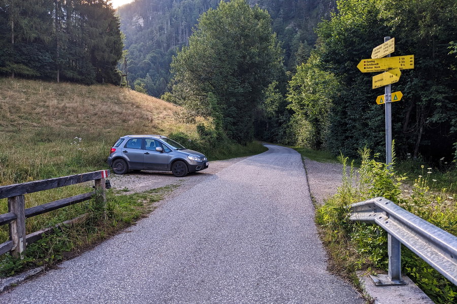 Ein Knotenpunkt: über uns die Autobahn, vor uns ein Parkplatz, links der Einstieg in unseren Wanderweg, rechts kommt der Wanderweg vom Seeufer herauf. Foto: Thomas Obermair