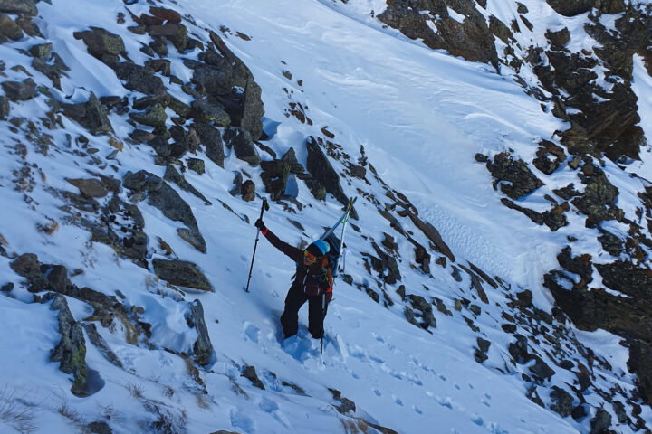 Hat man das Stapfen in der Rinne erfolgreich hinter sich gebracht, ist das Skidepot am Steintalsattel nicht mehr weit. Fotos: Niklas, POW AT