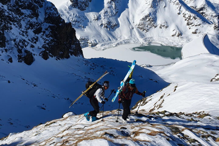 Hat man das Stapfen in der Rinne erfolgreich hinter sich gebracht, ist das Skidepot am Steintalsattel nicht mehr weit. Fotos: Niklas, POW AT