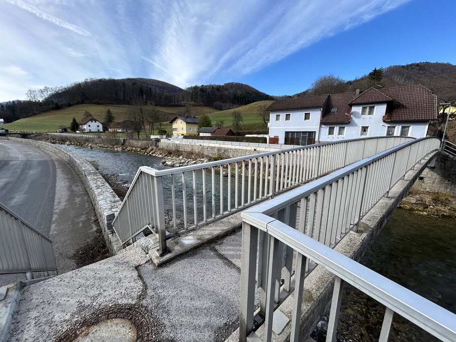 Steg über die Traisen. Foto Veronika Schöll