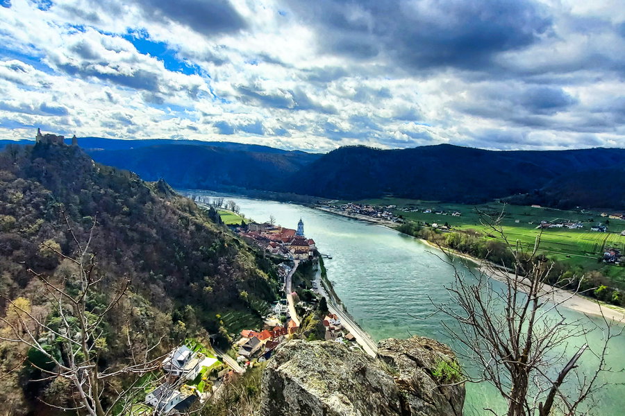 Ausblick von der „Nase“ über Dürnstein und die Donau. Foto: Linda Prähauser