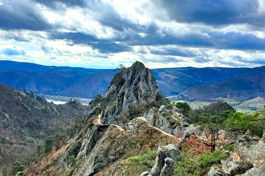 Blick zurück über den Vogelbergsteig – Wunderschöne Felsformationen. Foto: Linda Prähauser