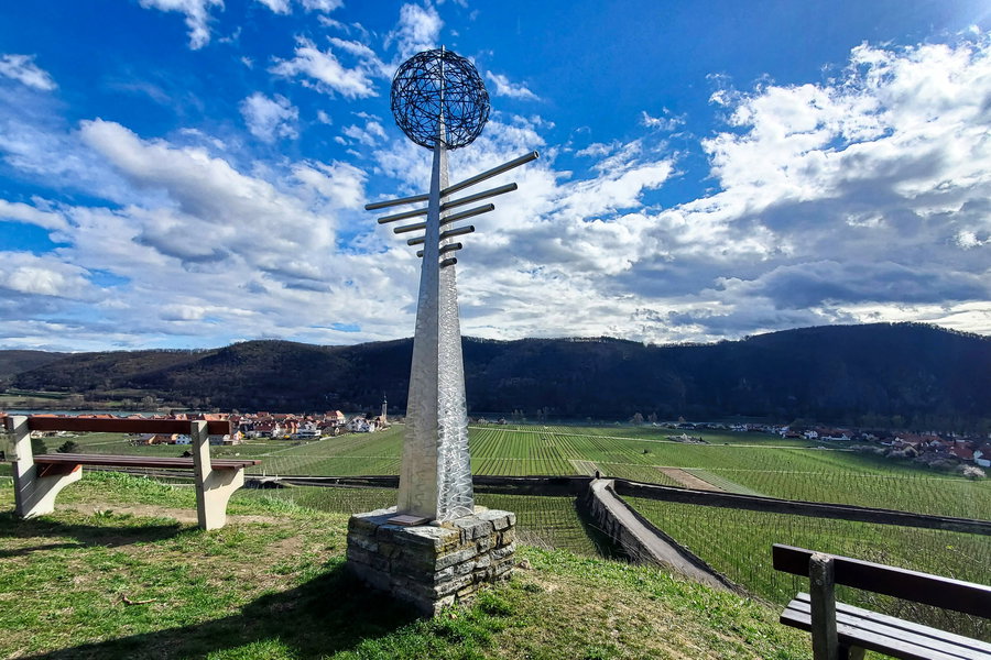Der „Weinengel“ am Weinskulpturpfad. Foto: Linda Prähauser
