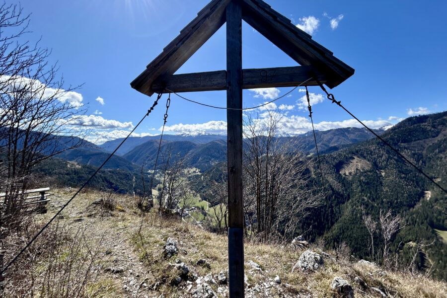 Gipfelkreuz am Falkenstein. Foto Veronika Schöll
