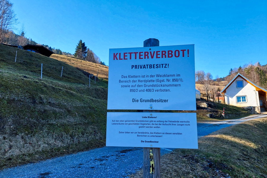 Hinweistafel Kletterverbot bei den Höhlen. Foto: Alice Frischherz