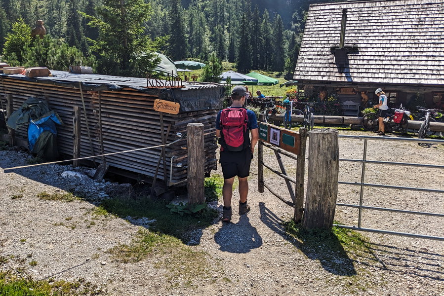 Eine Alm, die Gäste sogar bewirtet, obwohl sie geschlossen hat! Oder hat da nur jemand in der Früh nicht alle Aufgaben erledigt? Foto: Thomas Obermair