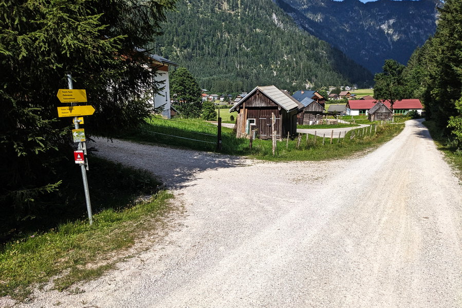 Bei der zweiten Holzhütte links einbiegen und dem Weg zwischen den Häusern hindurch folgen. Er führt über den Bach. Foto: Thomas Obermair