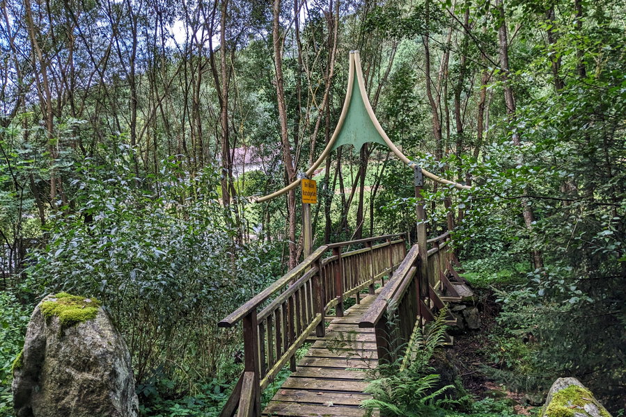 Diese Brücke macht einen verwunschenen Eindruck, uns ist beim Überqueren allerdings nichts passiert! Foto: Thomas Obermair