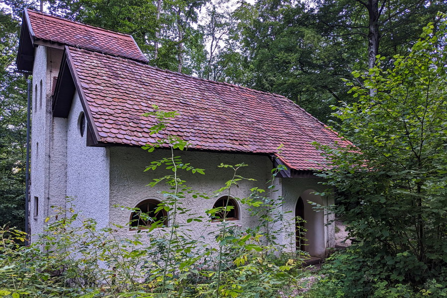 Ein markantes Wegzeichen: die Nikolokapelle am Ende unseres flachen Weges. Foto: Thomas Obermair