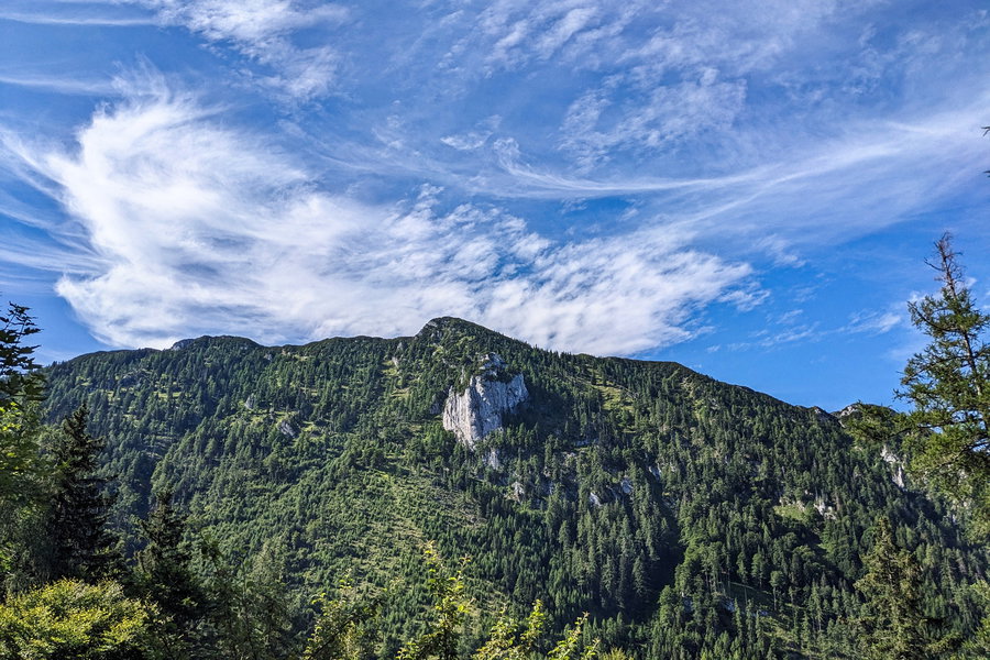 In der Mitte der höchste Gupf entlang des Kamms - klarerweise der Gipfel. Links des zweiten Gupfes kommen wir später auf den Grat. Foto: Thomas Obermair