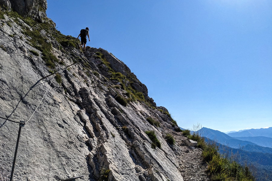 Insbesondere bei einer kleinen Felspassage, wo man ruhig alle Viere verwenden kann. Und ja nicht vom Ausblick ablenken lassen, lieber vorher und nachher genießen! Foto: Thomas Obermair