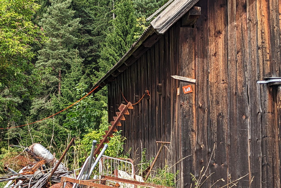 Die Markierung “La 8” ist überall gut sichtbar, sogar auf privaten Gebäuden. Hier die Markierung am Stadl, bald geht es nach oben zum Gipfel des Buchberg. Foto: Thomas Obermair