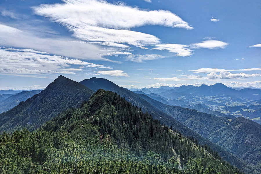 Etwas zu intensive Lichtverhältnisse für die Handykamera. Das Schillereck und dahinter den Hochsengs und den Hohen Nock kann man dennoch erkennen - das Ende des Sengsengebirges liegt in weiter Ferne. Foto: Thomas Obermair
