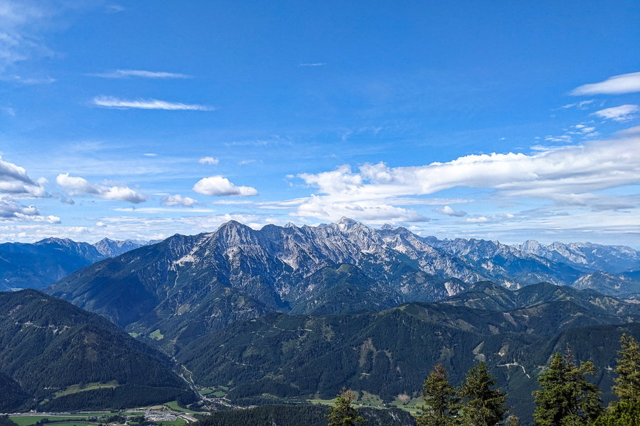 Das Tote Gebirge wirkt schier endlos, an beiden Bildrändern ist es abgeschnitten. Links fehlt das Warscheneck, das Tal hinter dem Stock um den Großen Priel ist das Stodertal. Die sichtbaren Gipfel genau zu benennen liegt außerhalb der Möglichkeiten. Foto: Thomas Obermair