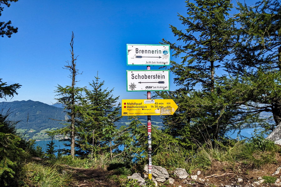 Dieser Wegweiser gibt uns viele Informationen, die wir für die heutige Tour brauchen, nur die Wegzeit zur Brennerin und weiter ins Tal fehlt hier noch. Foto: Thomas Obermair