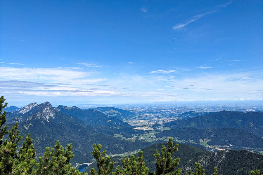 Im Dunst am Horizont hinter dem nördlichen Alpenvorland verschwindet das nächste Gebirge. Die Kremsmauer zeigt uns aber auch beim Blick gen Norden, dass hier noch die Alpen sind! Foto: Thomas Obermair