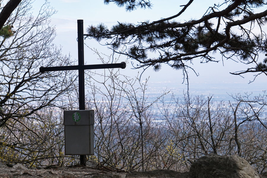 Gipfelkreuz und Ausblick vom Phönixberg. Foto: Linda Prähauser