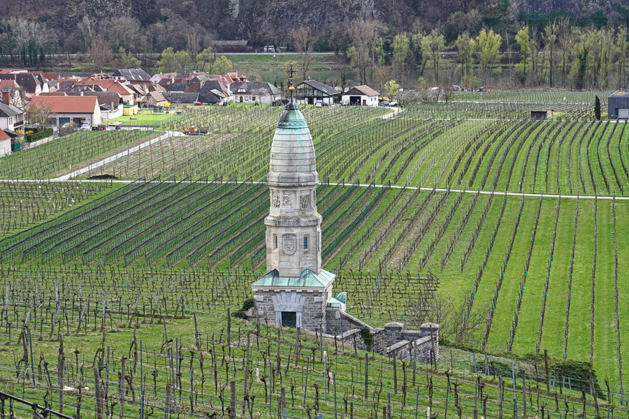 Franzosendenkmal inmitten der Weinberge. Foto: Linda Prähauser