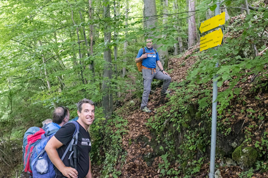 Der „Einstieg“ - die Markierung Richtung Traunkirchen Ort ist etwas irreführend. Foto: Birgit Reiter