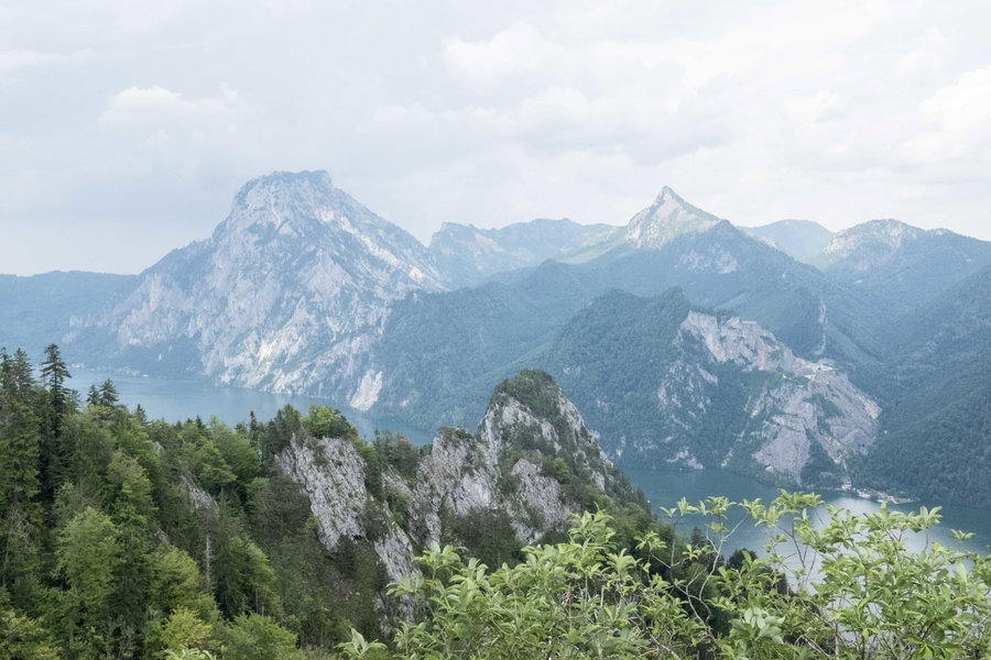 Auch der kleine Sonnstein schaut von hier recht alpin aus, dahinter Traunstein und Gmundner Hochkogel. Foto: Birgit Reiter