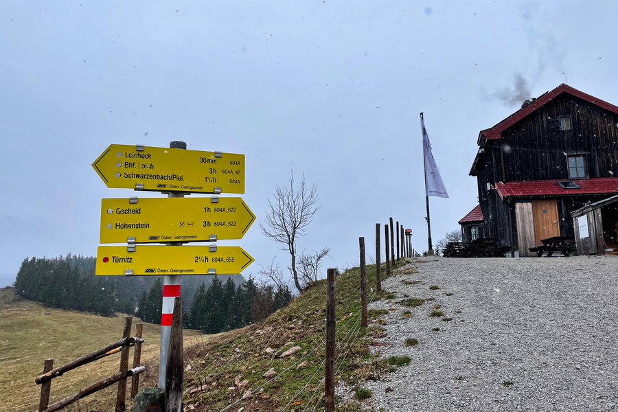 Julius Seitner Hütte mit Wegweisern nach Loich. Foto: Ursula Trübswasser