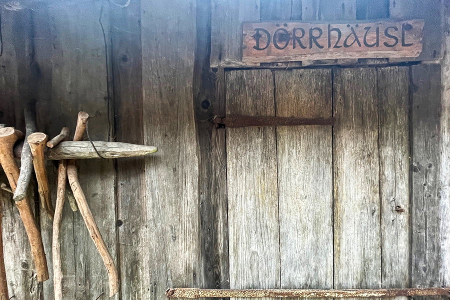 Dörrhäusl, Teil des Heimatmuseums Loich. Foto: Ursula Trübswasser