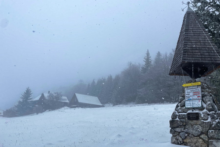 Abzweigung zum Unterberggipfel, Schutzhaus im Hintergrund. Foto: Ursula Truebswasser