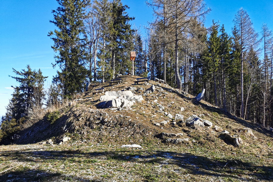 Gipfel mit Holzbänken und Felsbänken. Foto: Tina Lin.