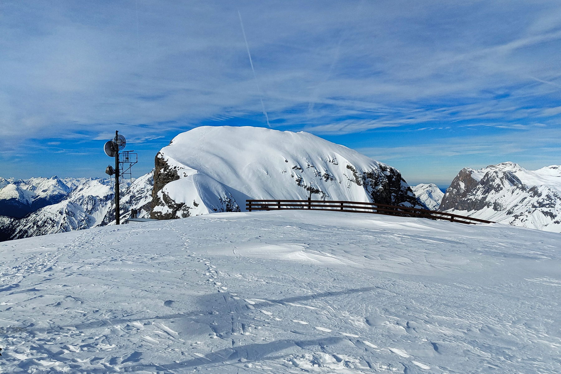 Gipfelfoto und Übergang zum Westgipfel. Fotos: Simon Widy