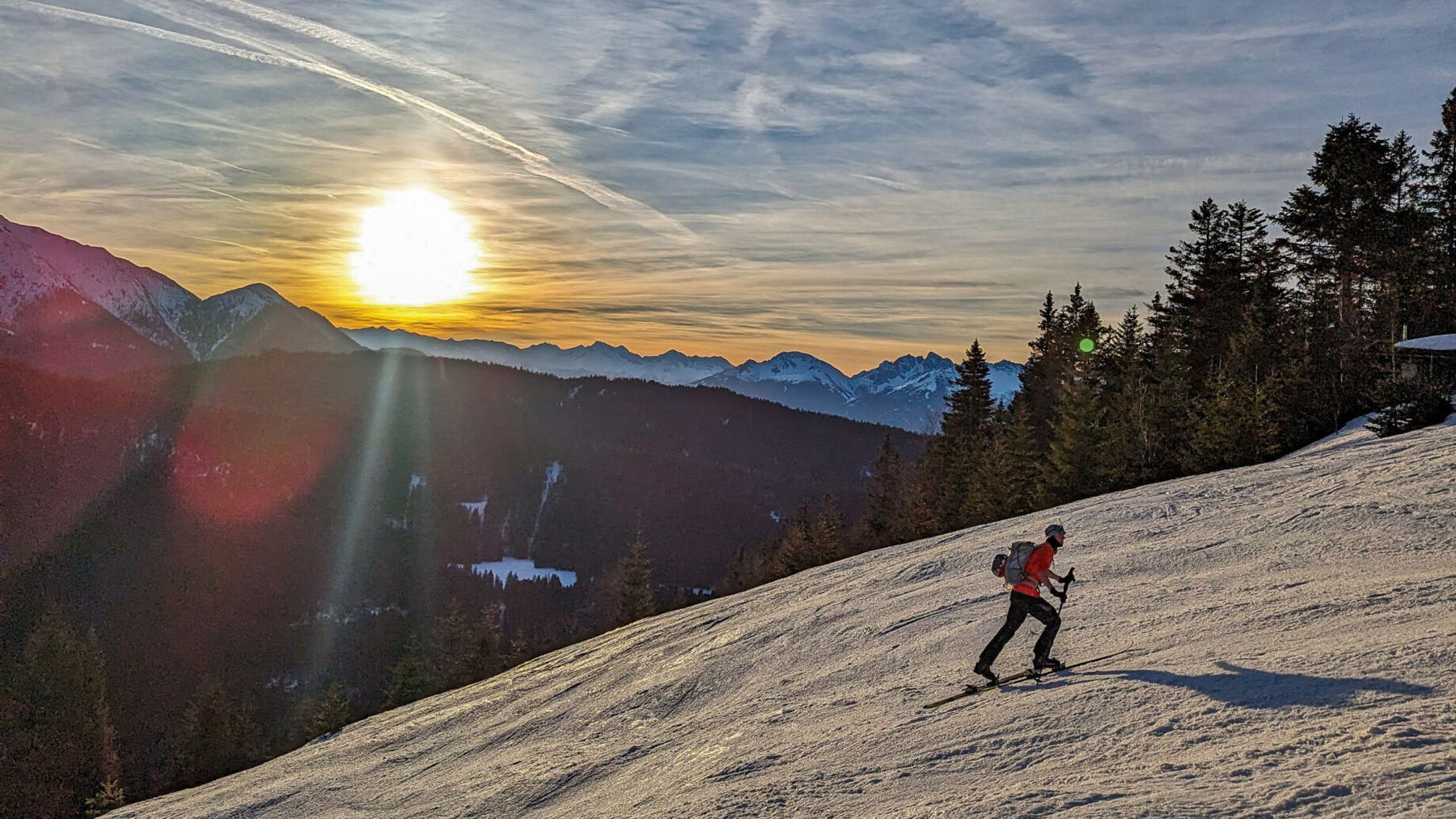 Sonnenaufgang beim Aufstieg auf die Hohe Munde. Foto: Sebastian Brandl