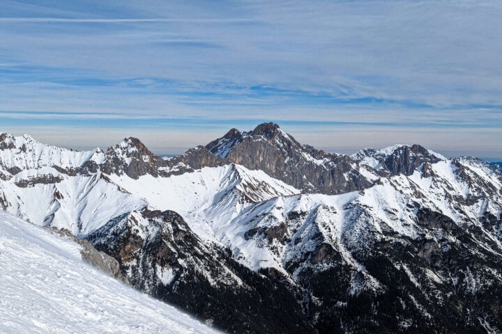 Blick zur Leutascher Dreitorspitze. Auch dieser Gipfel ist öffentlich erreichbar (Bushaltestelle: Leutasch Reindlau), das zweite Foto ist ein kleiner Vorgeschmack auf den Tourenbericht dazu ;) (kommt voraussichtlich nächstes Jahr). Fotos: Simon Widy