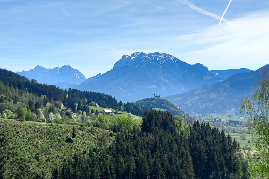 Im Vordergrund die Wallfahrtskirche von Frauenberg, dahinter baut sich der massive Reichensteinstock auf. Foto: Martina Friesenbichler
