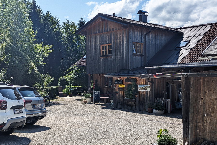 Eine offene Hütte - nach dem Gipfelpanorama immer der beste Anblick! Man erkennt auch schon den Wegweiser, der uns Richtung Himmelbauer weiterleitet. Foto: Thomas Obermair