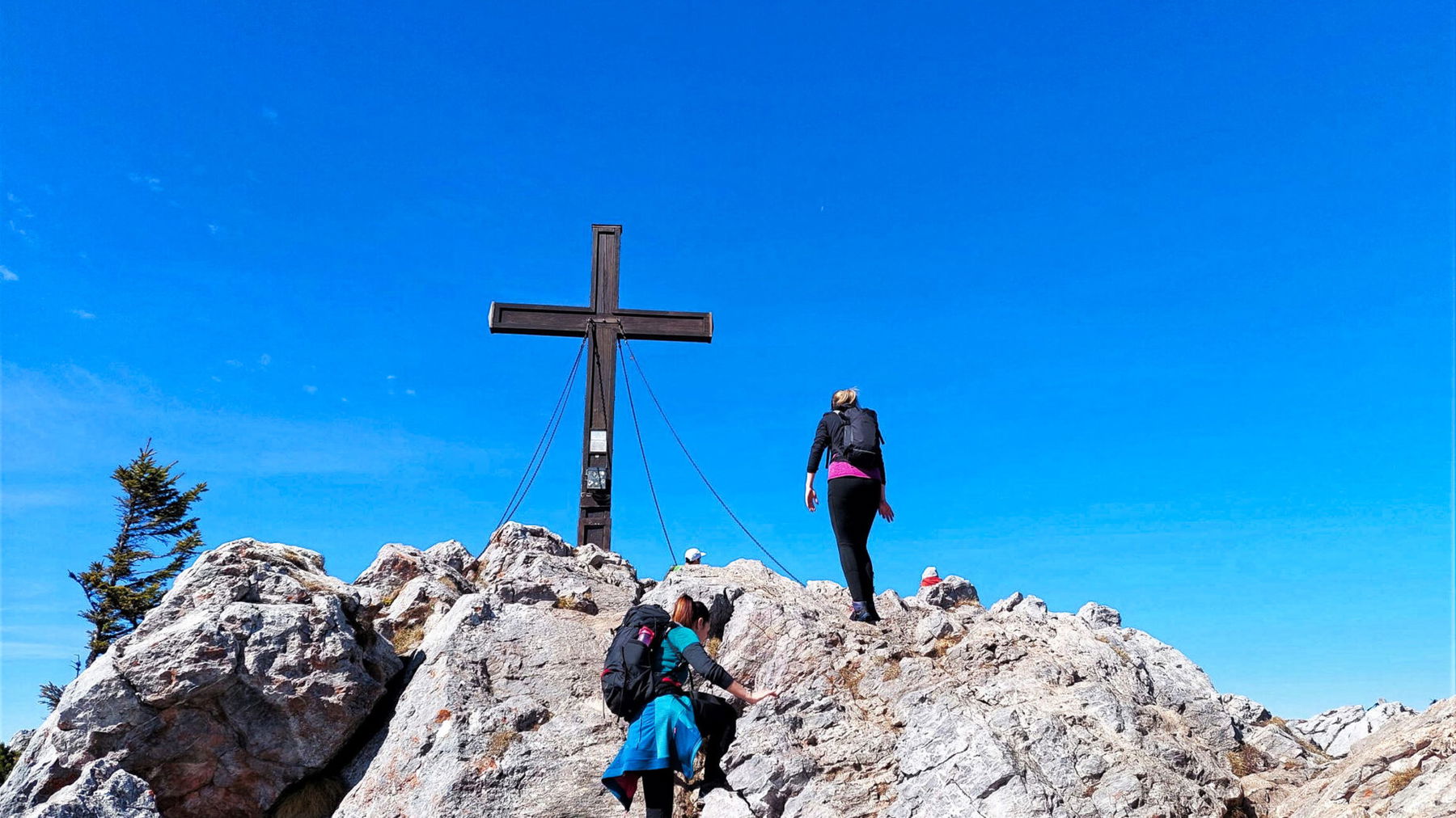 Ein bisschen Kraxeln zum Gipfelkreuz. Foto: Alice Frischherz