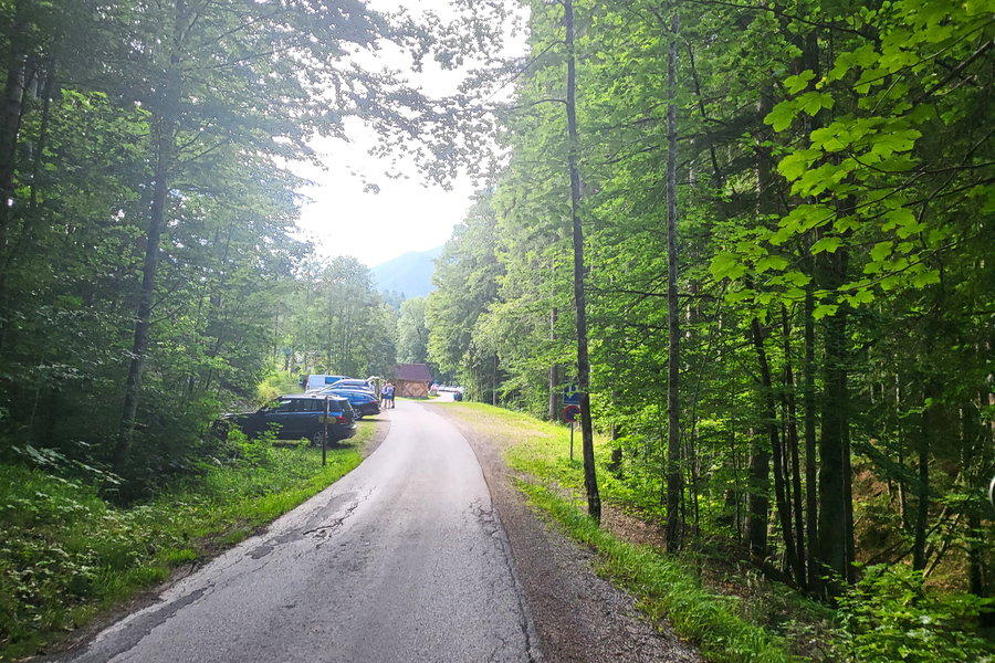 Der Wanderparkplatz ist früh am Morgen schon gut gefüllt. Später - als mir viele Wanderer entgegenkommen - wird mir klar, warum: Die Zellerhütte bietet sich zum Übernachten an! Foto: Anna, POW AT