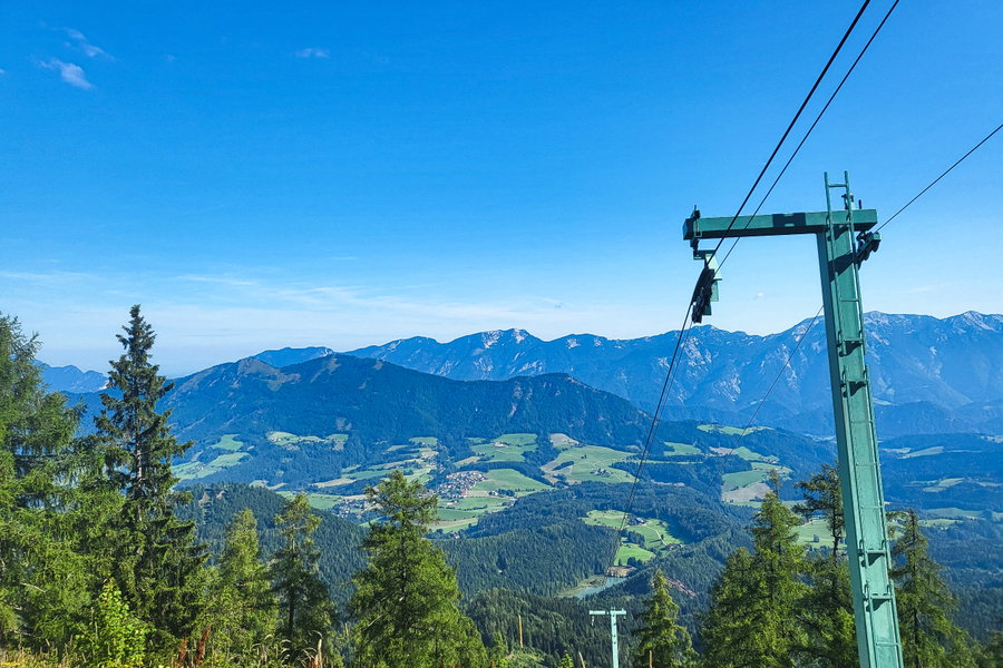 Blick zurück die Materialseilbahntrasse hinunter. Am Horizont das Sengsengebirge. Foto: Anna, POW AT