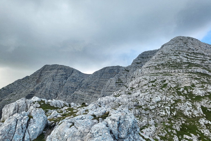 Der hier im Bildvordergrund ersichtliche Wegabschnitt ist jener, der technisch am forderndsten ist. Ganz hinten der Warscheneck-Gipfel - schaut schon ganz schön weit weg aus mittlerweile. Foto: Anna, POW AT