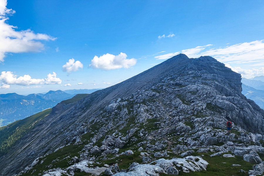 Vor uns liegt der Tote Mann. Wir lassen diesen Gipfel ausnahmsweise aus und gehen darunter vorbei. Foto: Anna, POW AT