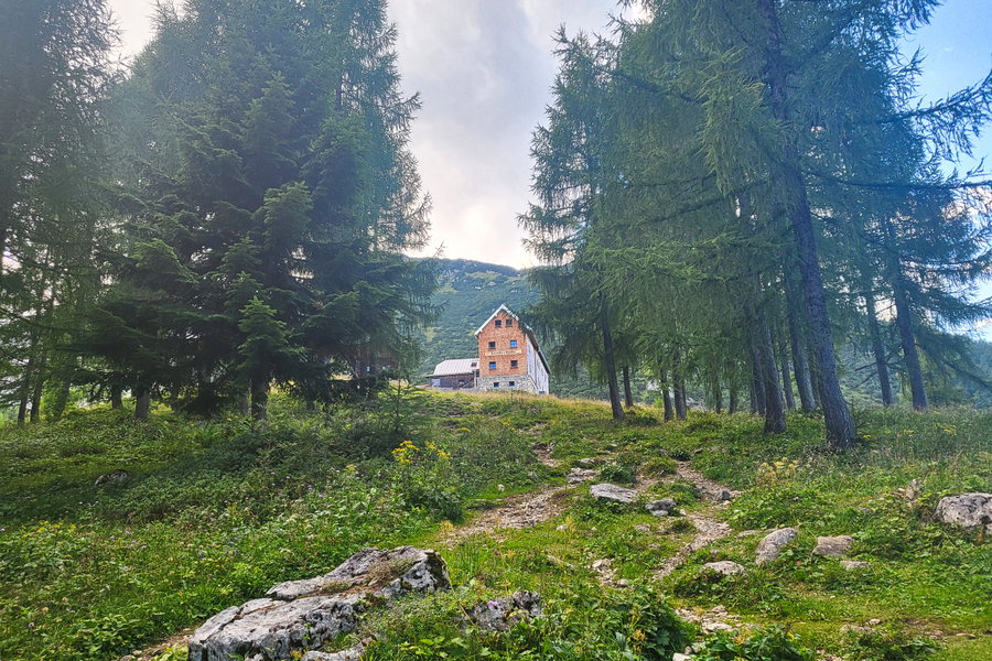 Blick zurück auf die Dümler Hütte. Abgesehen von einer kurzen Pause im Herbst hat sie fast ganzjährig geöffnet. Im Winter soll es hier auch nette Skitouren geben. Foto: Anna, POW AT