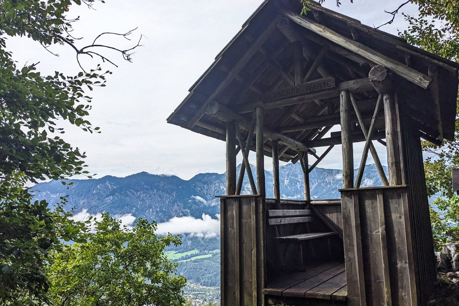 Die Blaschekwarte bietet Schutz bei plötzlich umschlagendem Wetter oder vor der Sonne. Bei ihr ist auch ein Gedenkstein angebracht. Foto: Thomas Obermair