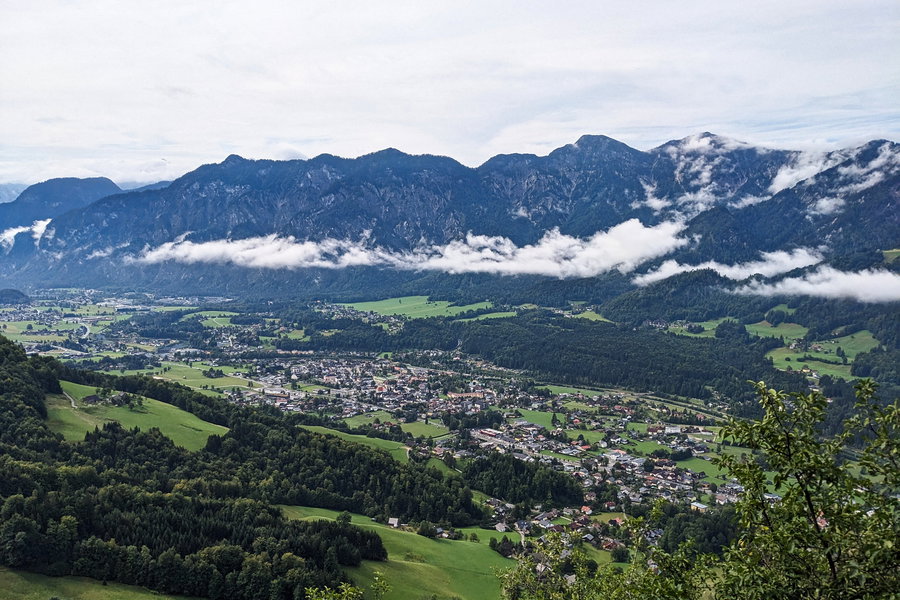 Oberhalb der Ewigen Wand bietet sich immer wieder ein spektakuläres Panorama! Hier liegt der Hohe Kalmberg samt all seiner Gipfelnachbarn mächtig hinter Bad Goisern. Foto: Thomas Obermair