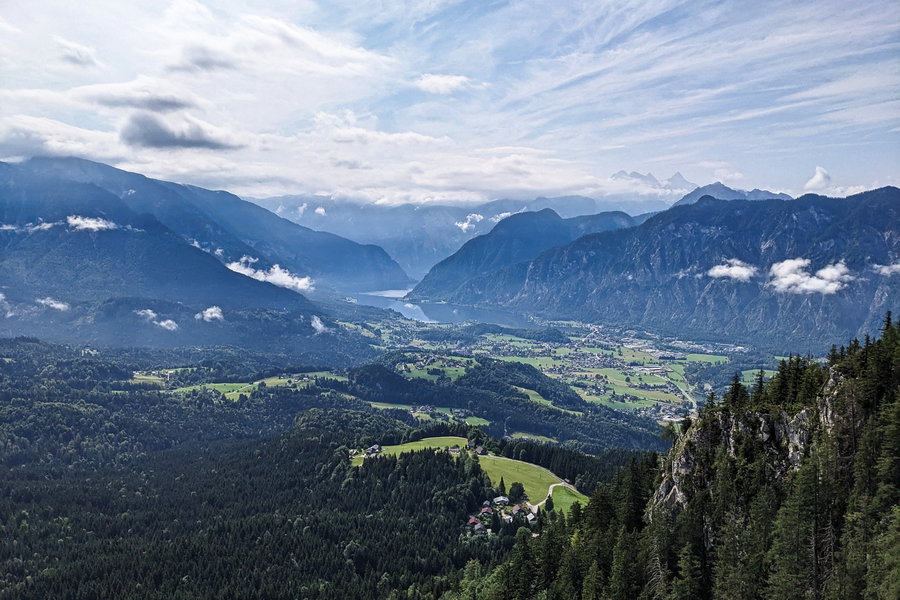 Der Blick Richtung Süden lässt den Hallstätter See erkennen. Noch schwach blitzt auch der Dachstein durch, später wird er noch klar sichtbar. Ich knipse mit meinen Augen ein Foto! Foto: Thomas Obermair