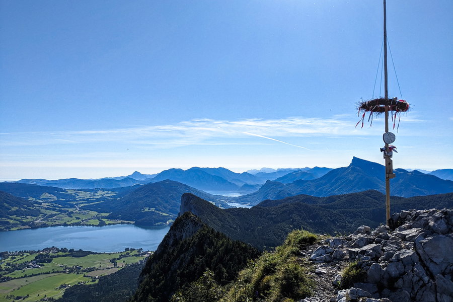 Mondsee und Attersee. Traunstein, Höllengebirge, Drachenwand und Schafberg (als prominentere Beispiele). Maibaum. Foto: Thomas Obermair