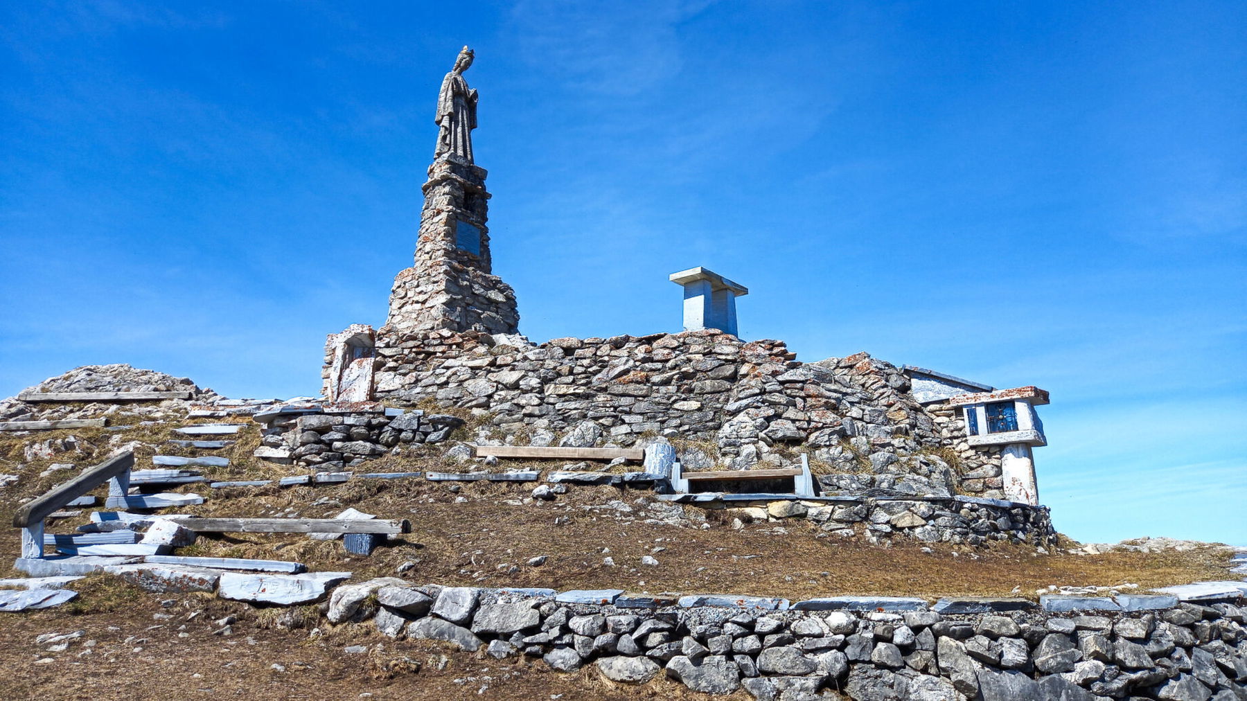 Wölkerkogel (1.706 Meter) mit seiner mächtigen Marienstatue. Foto: Martina Friesenbichler
